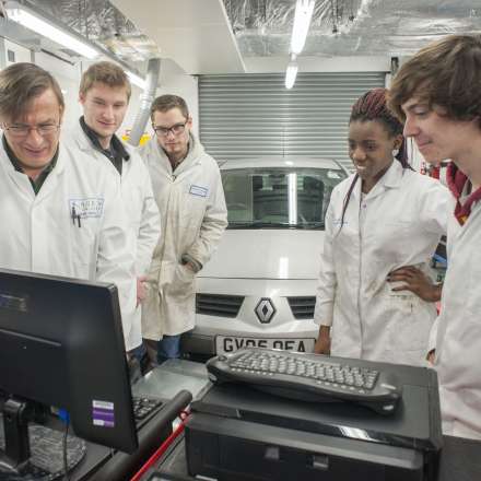 Demonstration in the automotive engineering lab