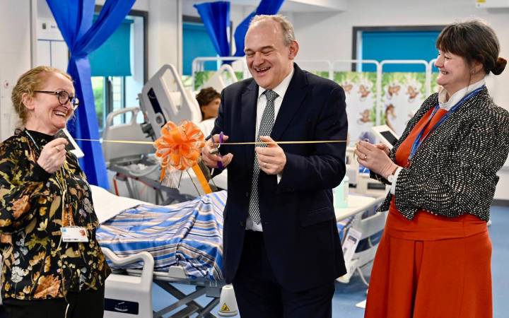 鶹ɫƬ's new immersive healthcare simulation suites opened by Liberal Democrat leader and local MP Sir Ed Davey