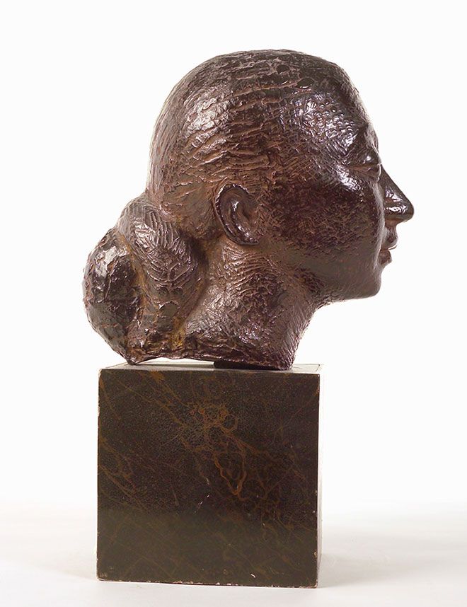 Dora Gordine's self portrait sculpture captures the distinctive style of her bronze casts.