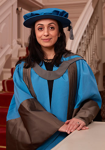 Hadia Tajik received her honorary doctorate at the British Ambassador's residence in Oslo.