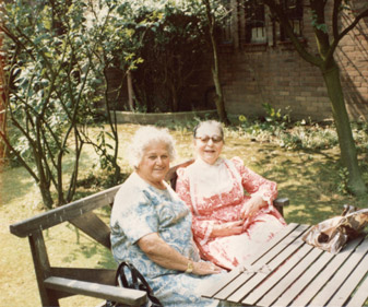 Sculptor Dora Gordine, right, relaxes with a friend in the garden she loved. 